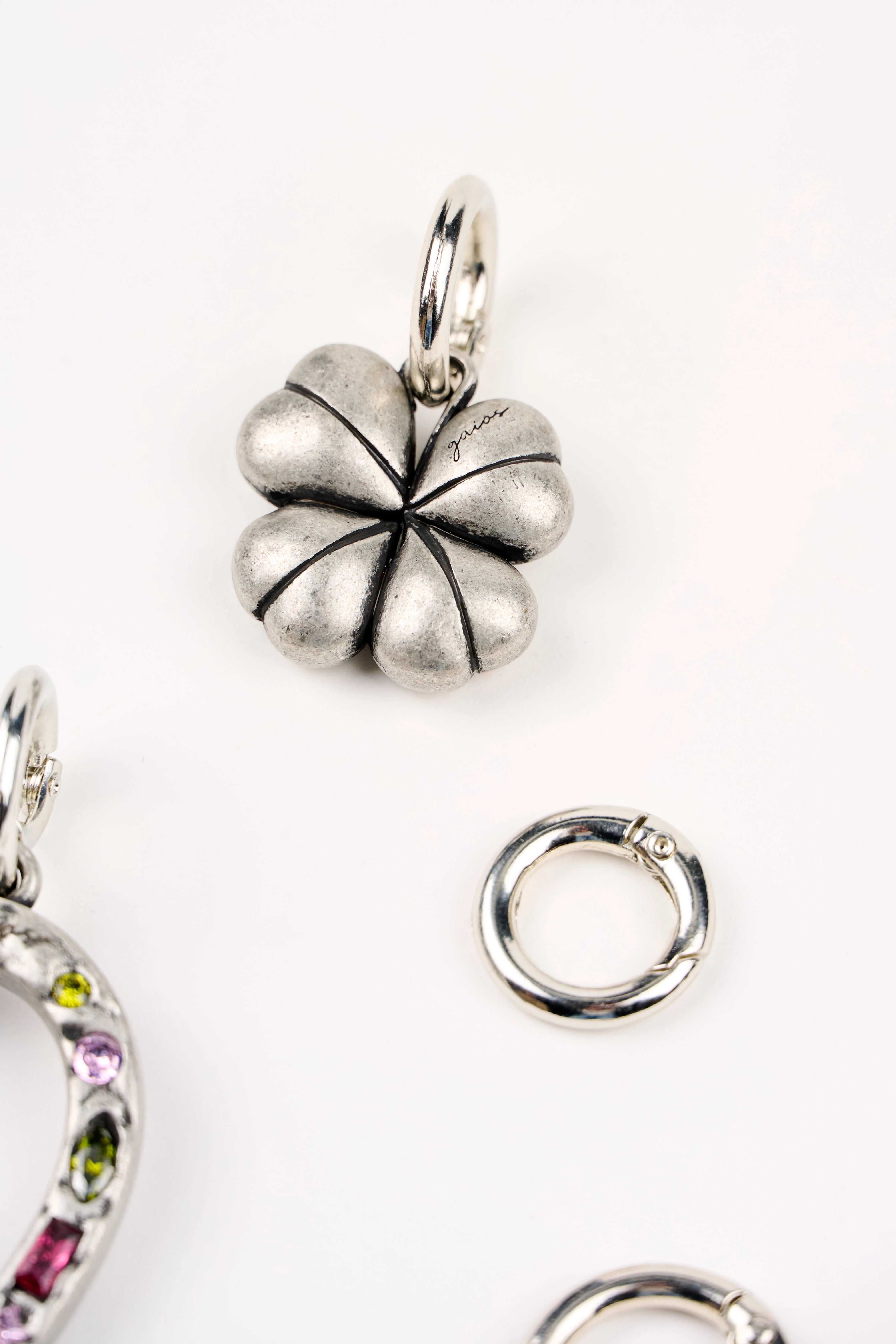 LUCKY CHARM SAC YUZUKLERI