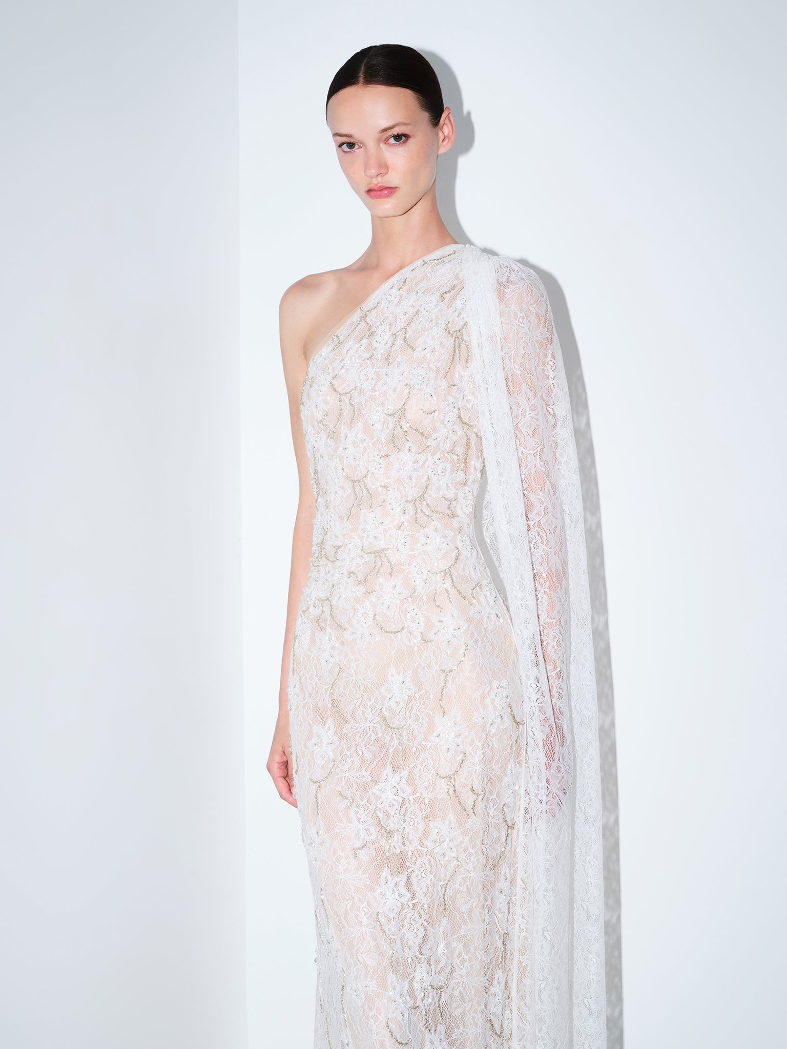 MARIA - TEK OMUZ EL IŞLEMELI DANTEL ELBISE