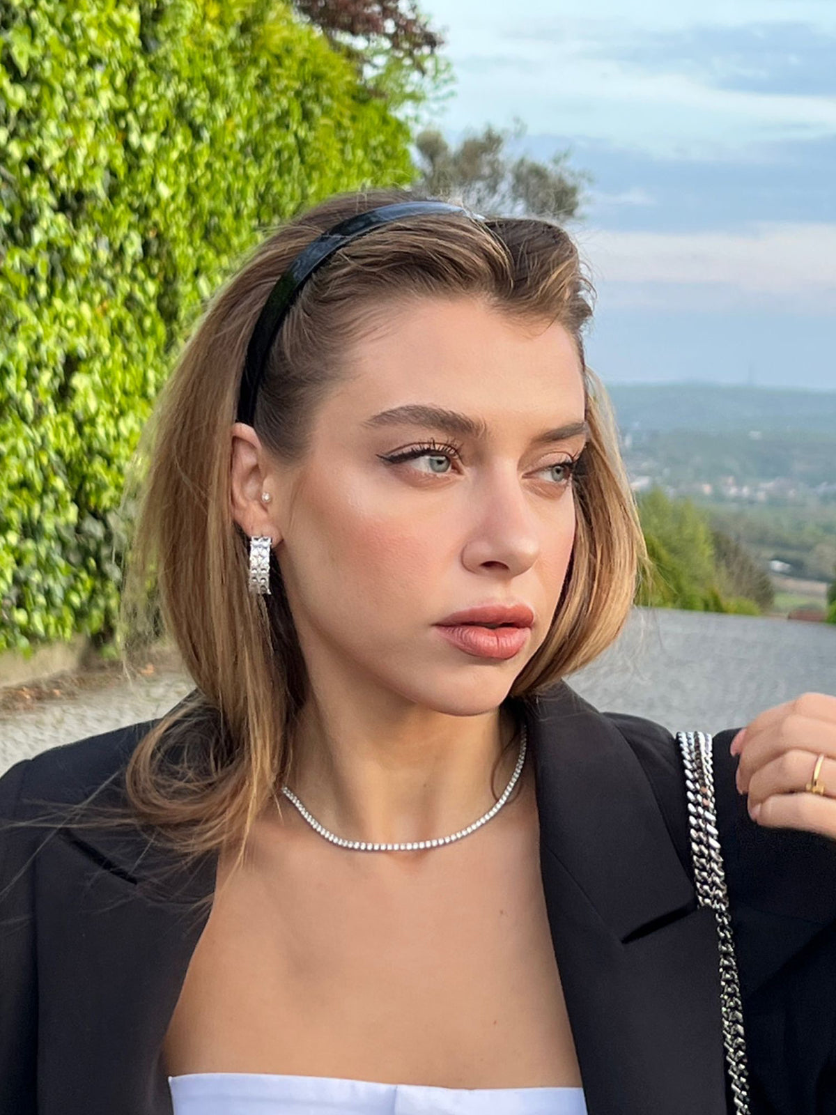 EVENTUALLY EVERYTHING CONNECTS SIYAH TAÇ