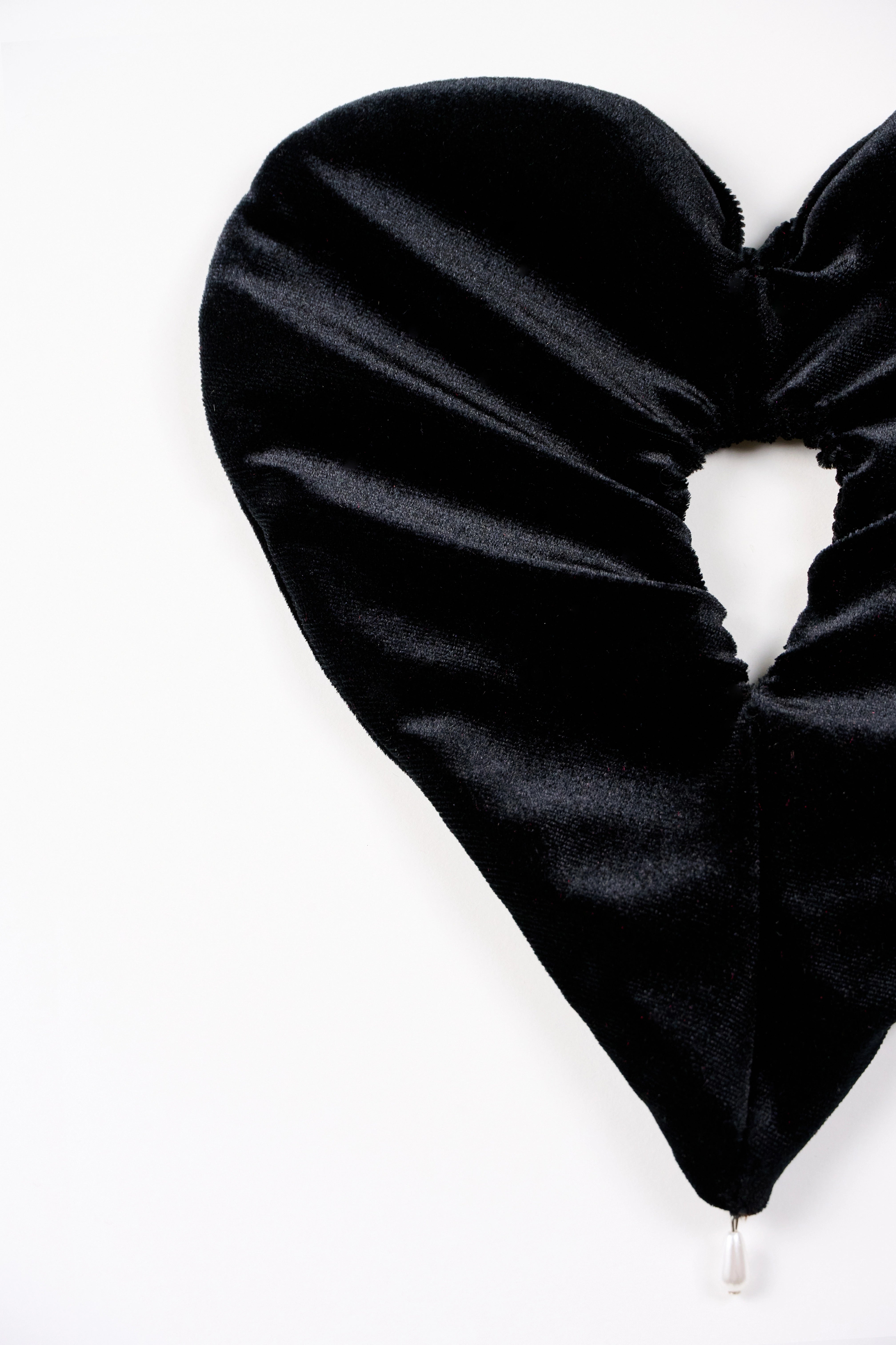 KADIFE SIYAH LOVE SCRUNCHIE